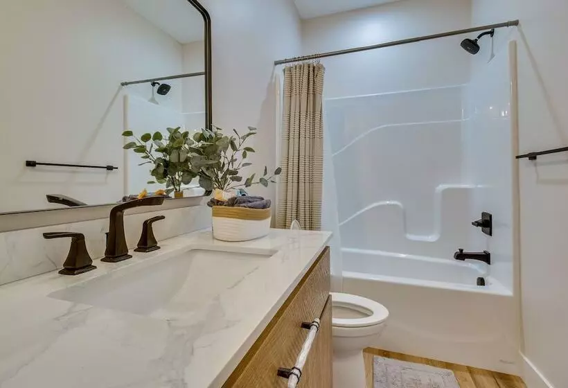 Idyllic Williamstown Retreat W/ Hot Tub & Pool!