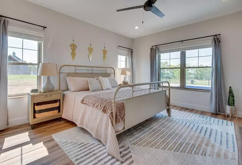 Idyllic Williamstown Retreat W/ Hot Tub & Pool!