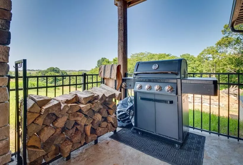 Idyllic Williamstown Retreat W/ Hot Tub & Pool!