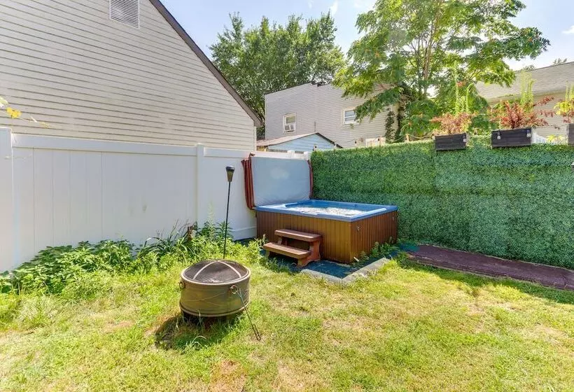 Keansburg Home W/ Private Hot Tub!