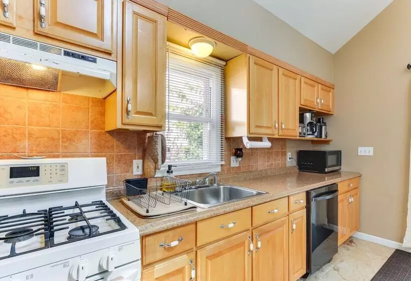 Keansburg Home W/ Private Hot Tub!