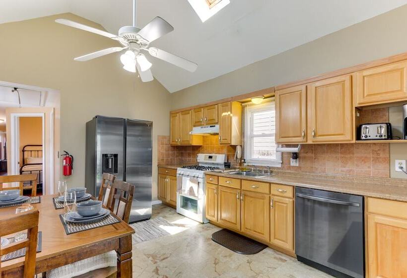 Keansburg Home W/ Private Hot Tub!