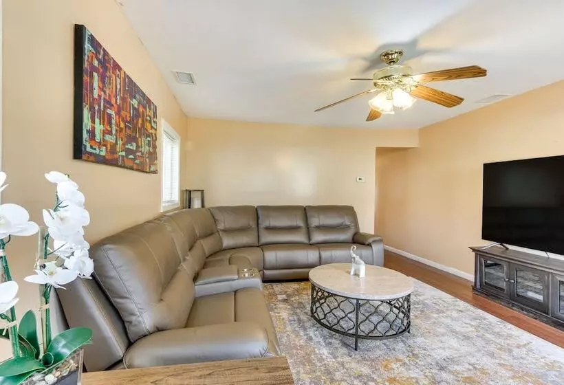 Keansburg Home W/ Private Hot Tub!