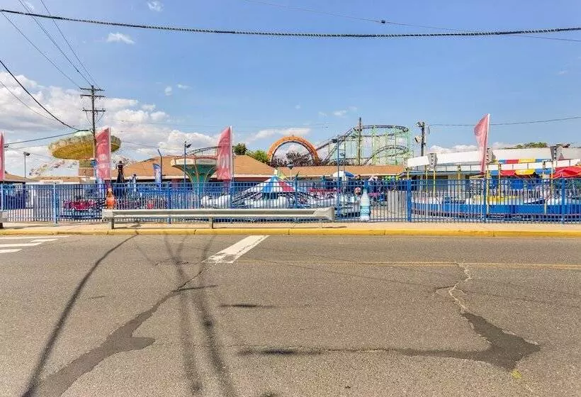 Keansburg Home W/ Private Hot Tub!