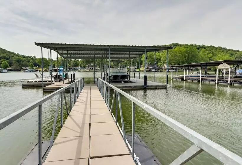 Fire Pit & Dock: Lake Of The Ozarks Retreat!
