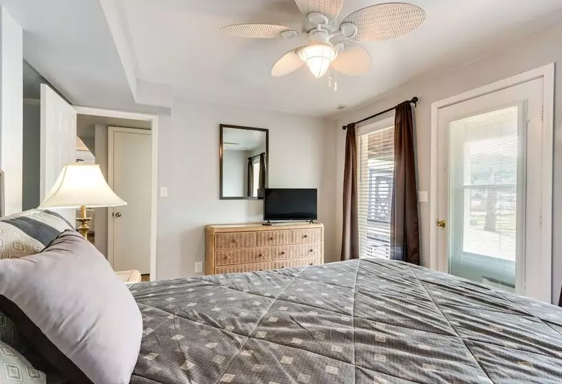 Fire Pit & Dock: Lake Of The Ozarks Retreat!