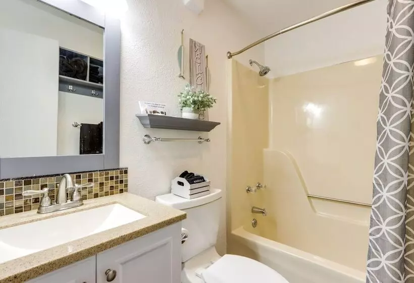 Fire Pit & Dock: Lake Of The Ozarks Retreat!