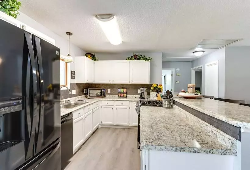 Fire Pit & Dock: Lake Of The Ozarks Retreat!