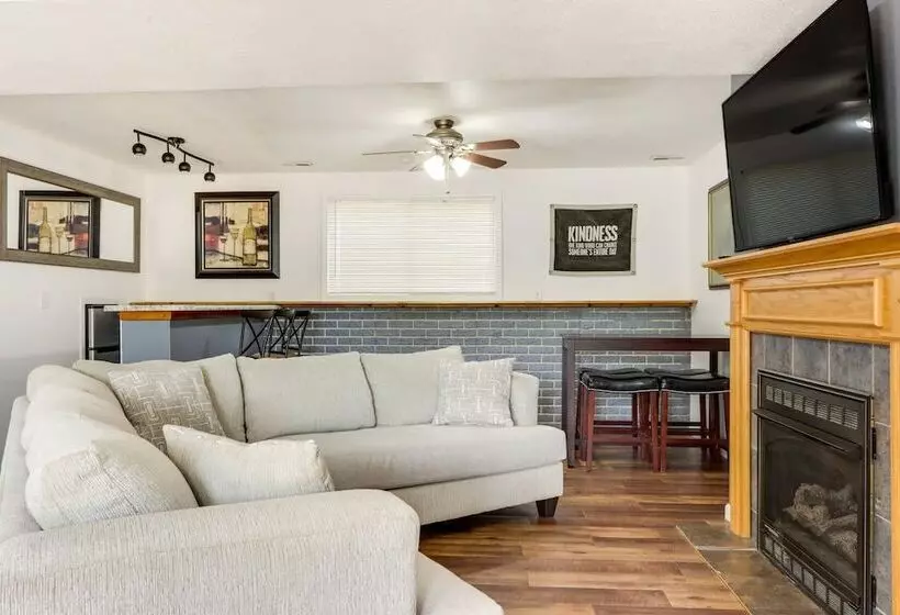 Fire Pit & Dock: Lake Of The Ozarks Retreat!