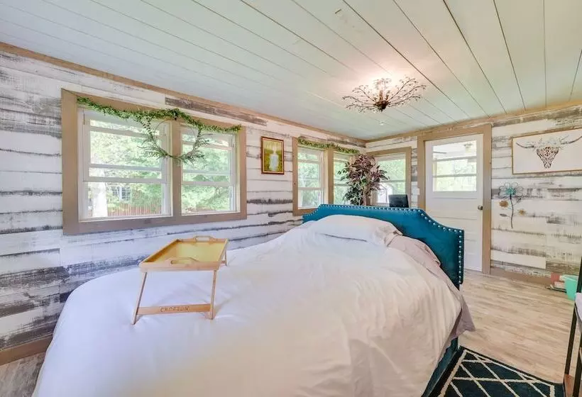 Lakefront Michigan Abode W/ Deck & Fire Pit!