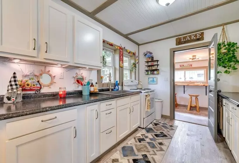 Lakefront Michigan Abode W/ Deck & Fire Pit!