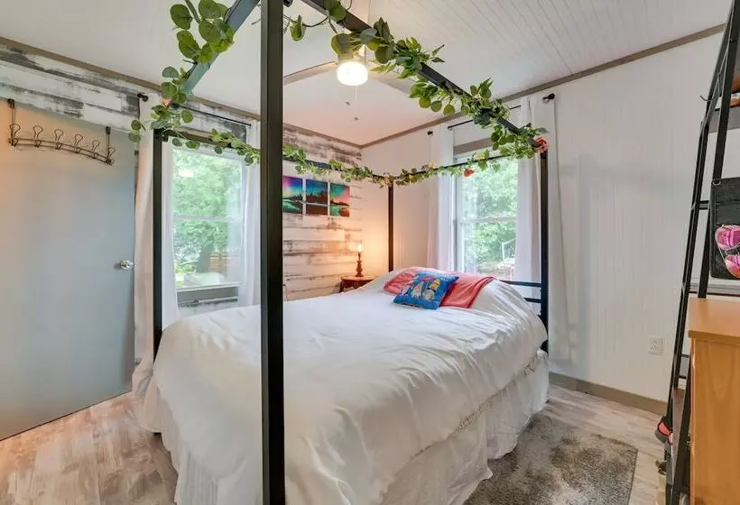 Lakefront Michigan Abode W/ Deck & Fire Pit!