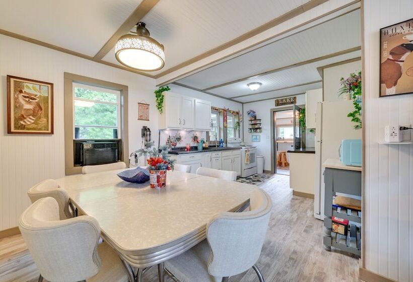 Lakefront Michigan Abode W/ Deck & Fire Pit!