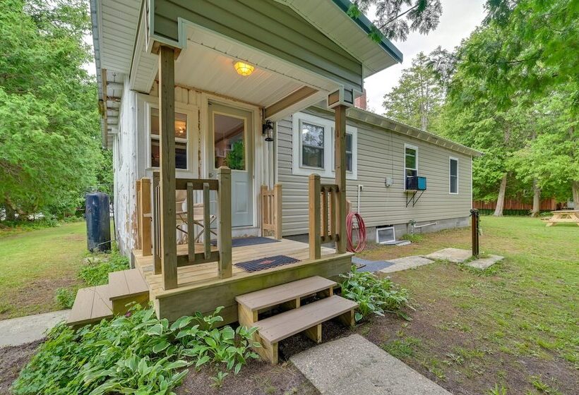 Lakefront Michigan Abode W/ Deck & Fire Pit!