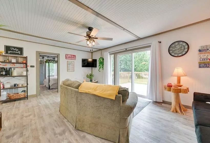 Lakefront Michigan Abode W/ Deck & Fire Pit!