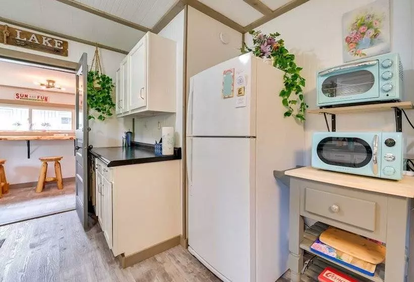 Lakefront Michigan Abode W/ Deck & Fire Pit!