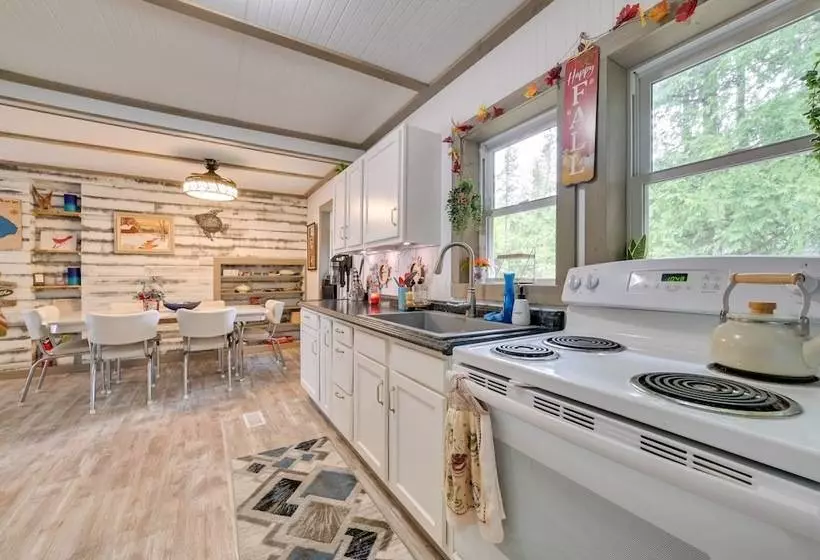 Lakefront Michigan Abode W/ Deck & Fire Pit!