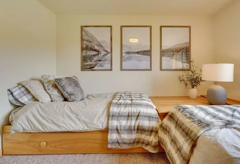 Luxury Vermont Vacation Rental: Private Hot Tub!