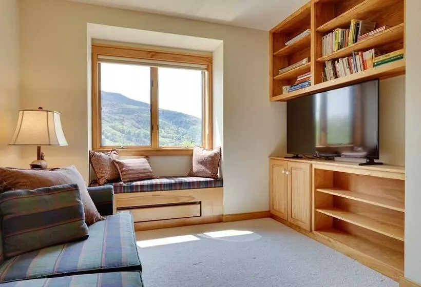 Luxury Vermont Vacation Rental: Private Hot Tub!