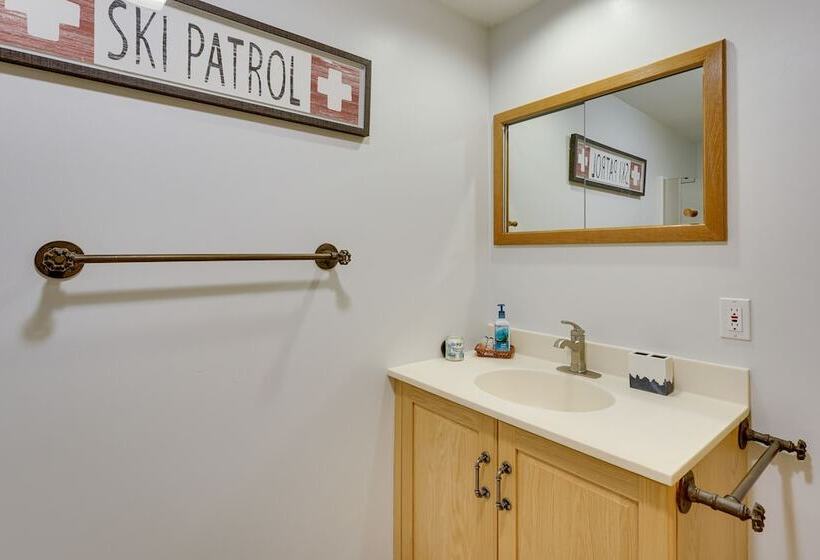 Luxury Vermont Vacation Rental: Private Hot Tub!