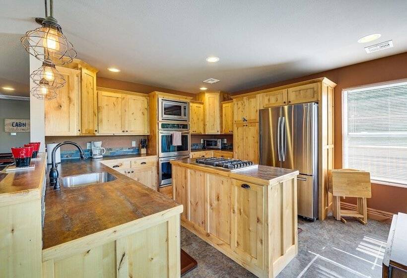 Magical Pineville Oasis: Gas Grill & Scenic Deck!