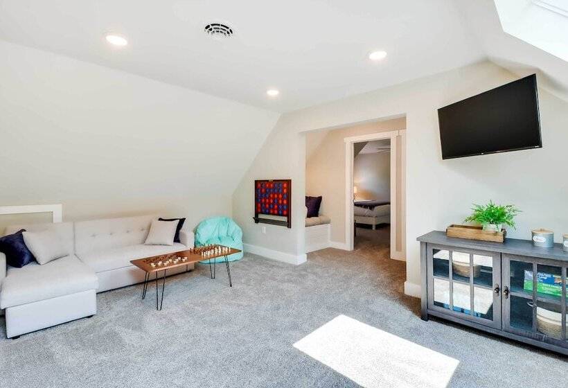 Milton Cabin W/ Fire Pit & Pickleball Court!