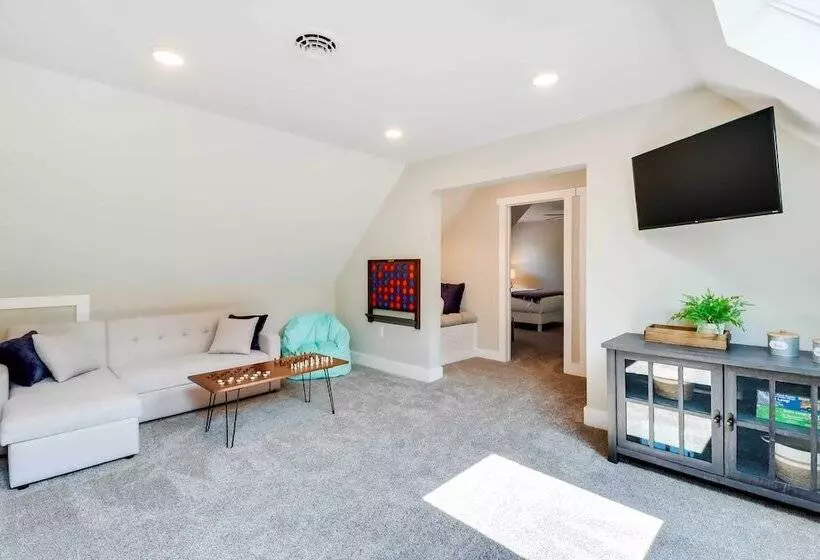 Milton Cabin W/ Fire Pit & Pickleball Court!