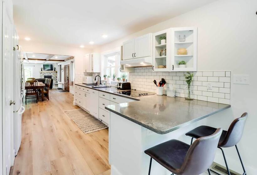 Milton Cabin W/ Fire Pit & Pickleball Court!