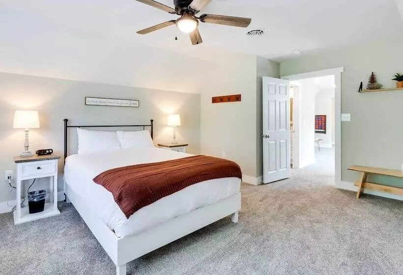 Milton Cabin W/ Fire Pit & Pickleball Court!