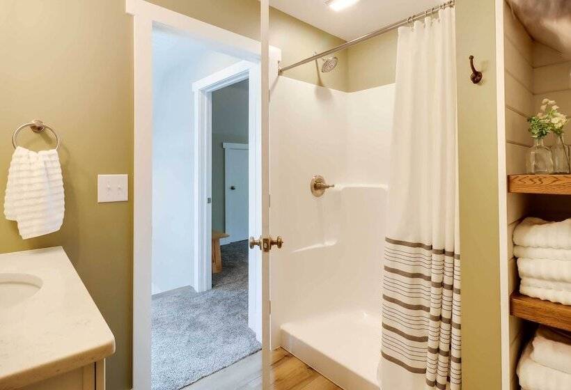 Milton Cabin W/ Fire Pit & Pickleball Court!