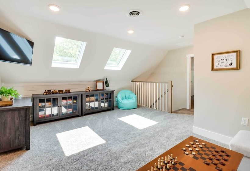 Milton Cabin W/ Fire Pit & Pickleball Court!