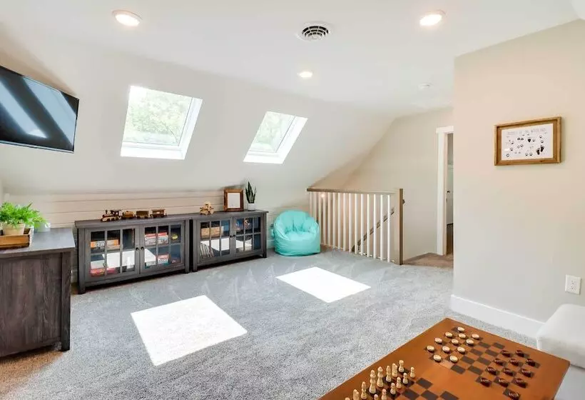 Milton Cabin W/ Fire Pit & Pickleball Court!