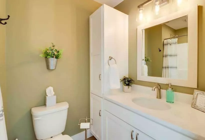 Milton Cabin W/ Fire Pit & Pickleball Court!