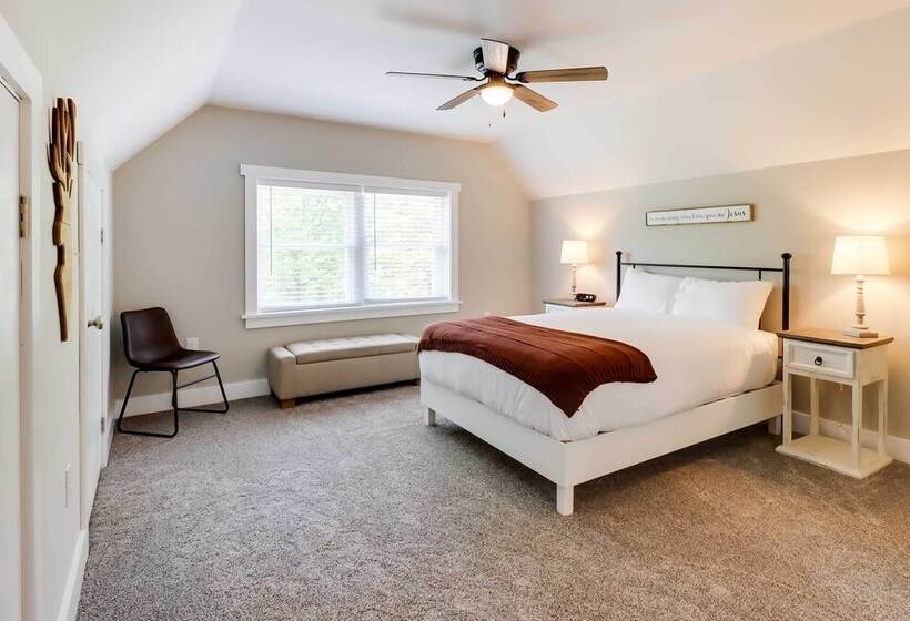 Milton Cabin W/ Fire Pit & Pickleball Court!