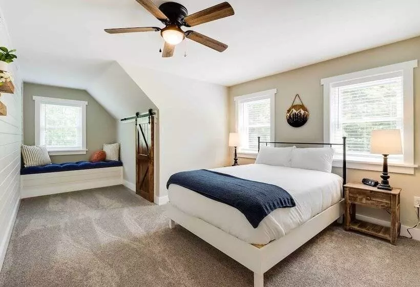 Milton Cabin W/ Fire Pit & Pickleball Court!