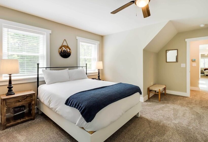 Milton Cabin W/ Fire Pit & Pickleball Court!