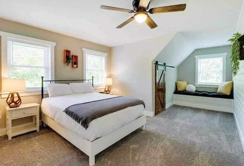 Milton Cabin W/ Fire Pit & Pickleball Court!