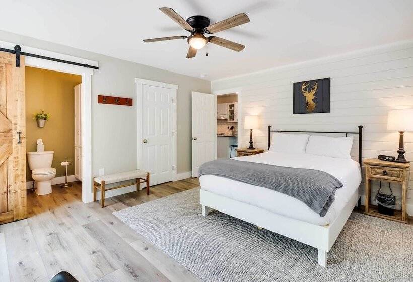 Milton Cabin W/ Fire Pit & Pickleball Court!