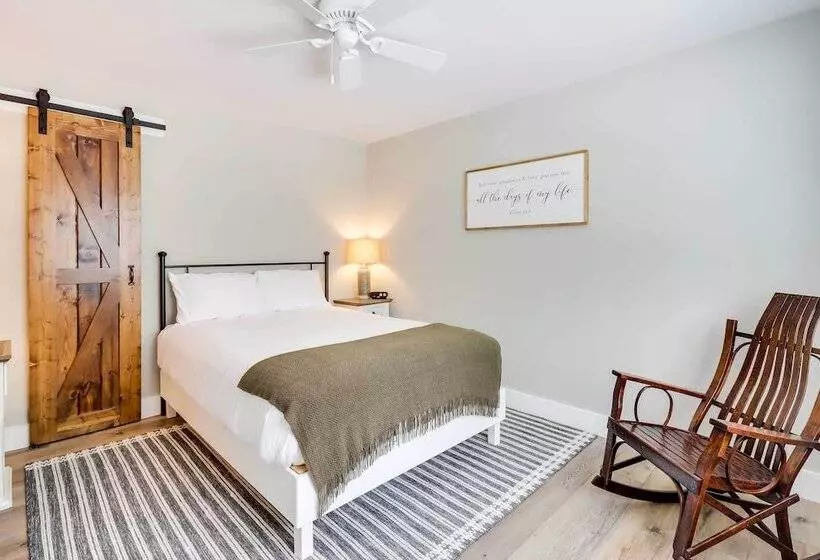 Milton Cabin W/ Fire Pit & Pickleball Court!