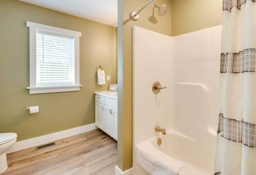 Milton Cabin W/ Fire Pit & Pickleball Court!