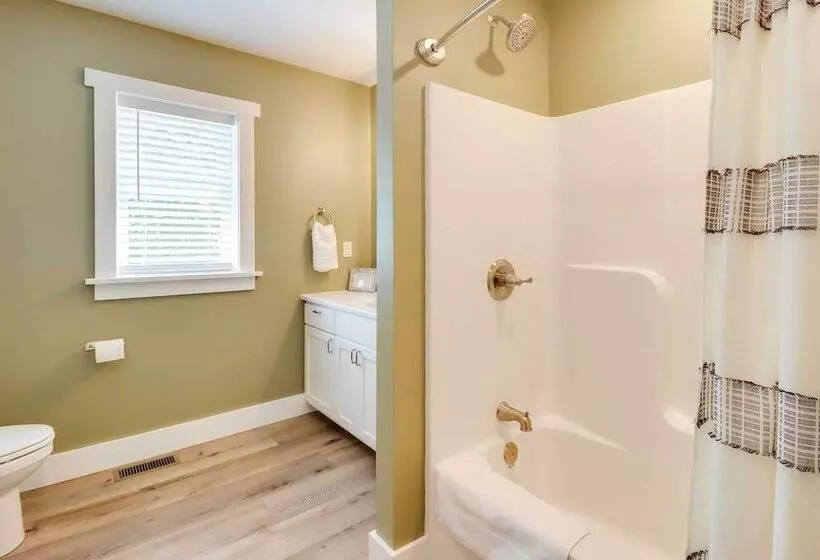 Milton Cabin W/ Fire Pit & Pickleball Court!