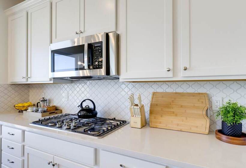 Modern Lake Point Home   1 Mi To Great Salt Lake!