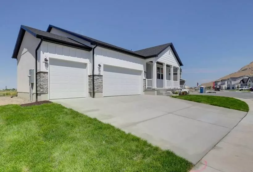 Modern Lake Point Home   1 Mi To Great Salt Lake!