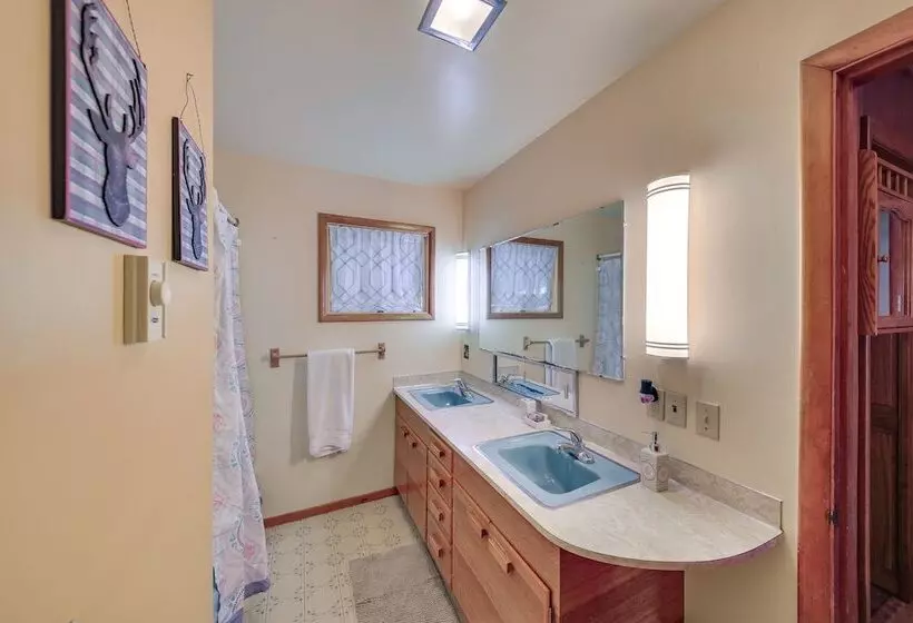 Cozy Home W/ Large Backyard Near Lake Pond Oreille
