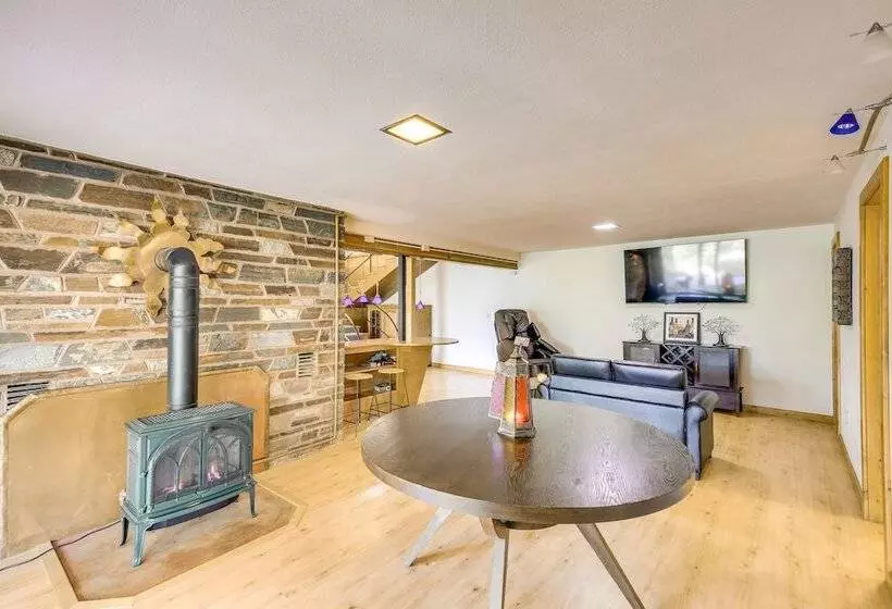 Cozy Home W/ Large Backyard Near Lake Pond Oreille