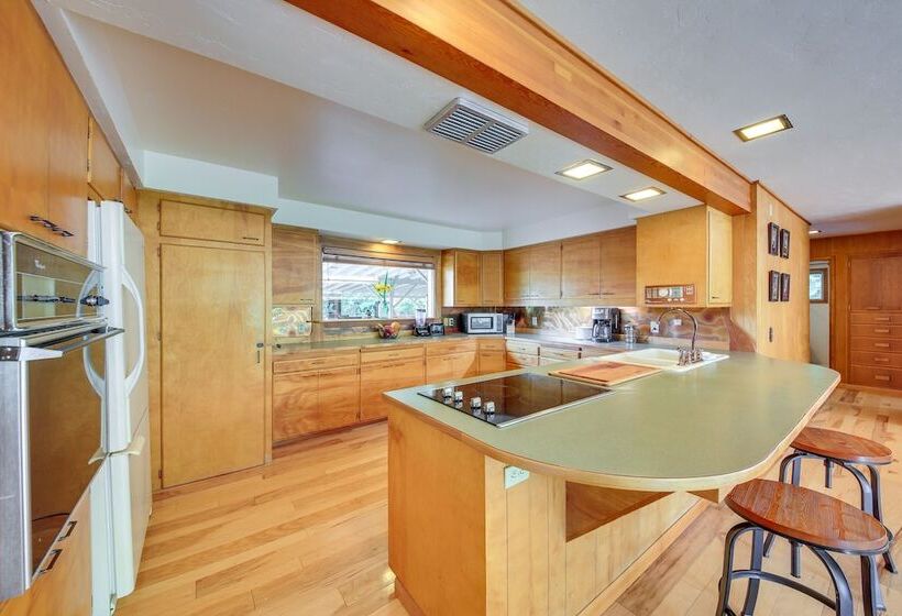 Cozy Home W/ Large Backyard Near Lake Pond Oreille