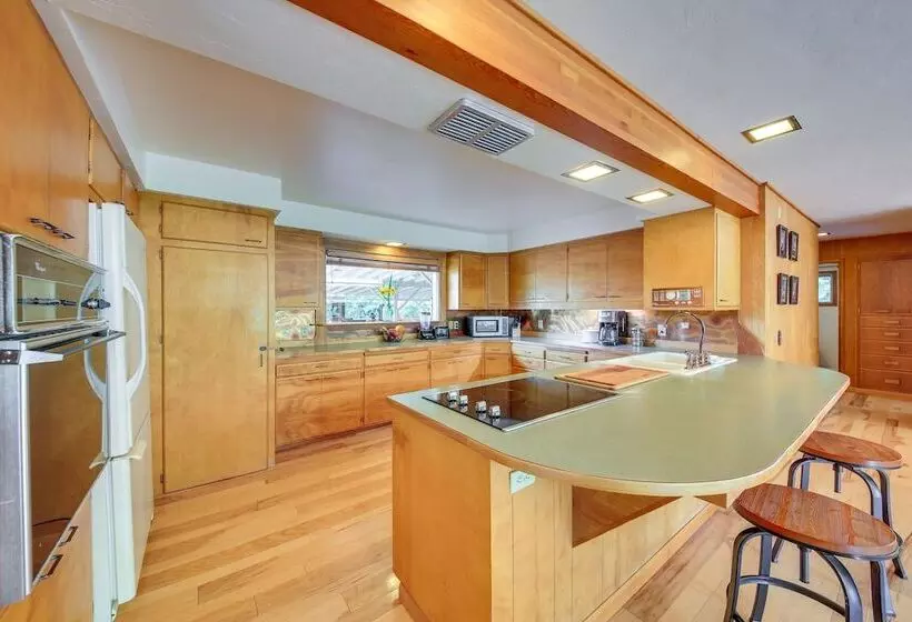 Cozy Home W/ Large Backyard Near Lake Pond Oreille
