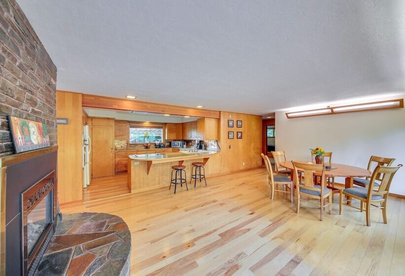 Cozy Home W/ Large Backyard Near Lake Pond Oreille