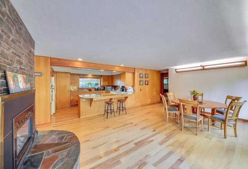 Cozy Home W/ Large Backyard Near Lake Pond Oreille