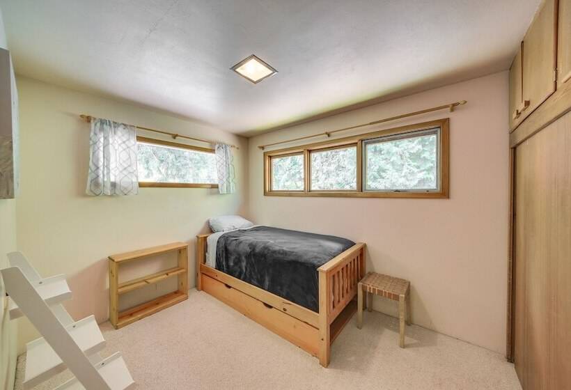 Cozy Home W/ Large Backyard Near Lake Pond Oreille